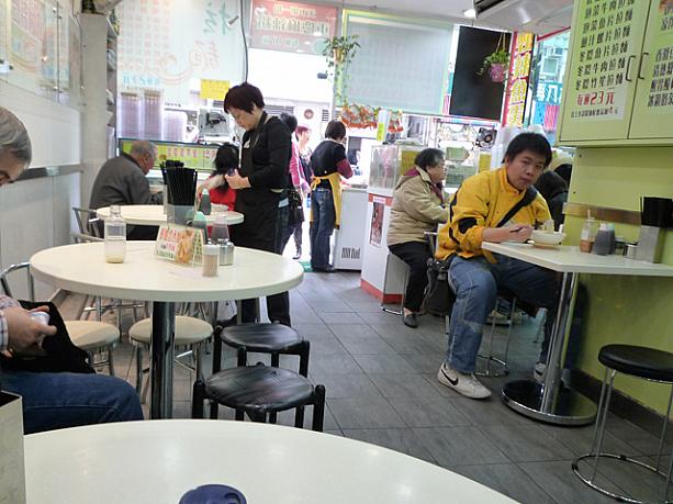 30席ほどの店内はいつもお客さんでいっぱい。