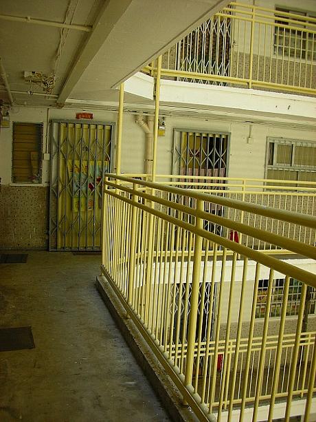 ここは香港の公営住宅（公居）。数百平方スクエアフィートの小さな部屋がズラリと並んでいます。