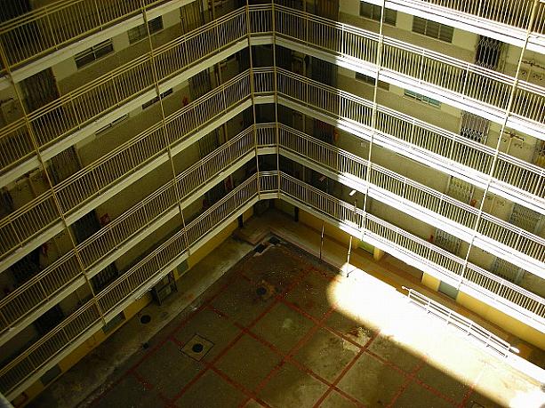ロの字型のこのマンションは建物の真ん中が大きな吹き抜けになっています。みんな玄関を開け放しているから、家族団らんの声やテレビの音も外に丸聞こえです。