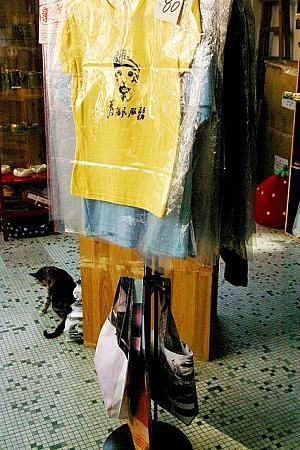 Tシャツやトートバッグも人気です。フリーマーケットで販売したり、マカオ市内のショップにも置いています。