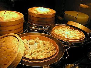 <center>こちらは中華式朝食のコーナー。朝點心も蒸したてで揃っています。ちょっとだけいろいろ食べたいという時に、このようなバイキングは本当にいいですね。</center>