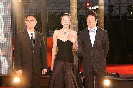 熊黛林（リン・ホン：中央）はクリスチャン・ディオールのドレスです
