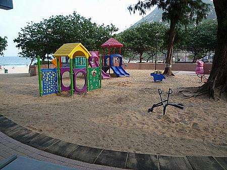 隣接する子供用の公園