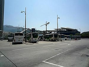 ターミナルの一番奥、緑の看板に「11 大澳」と書かれているバス停。隣はゴンピン行きのバス停。