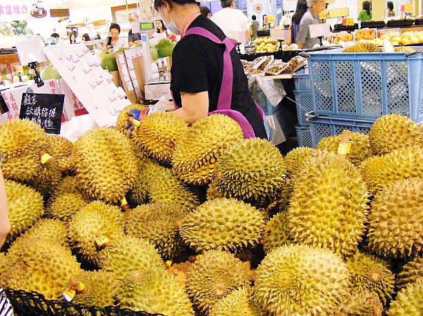 いつもたくさんの人に囲まれている果物の王様ドリアン