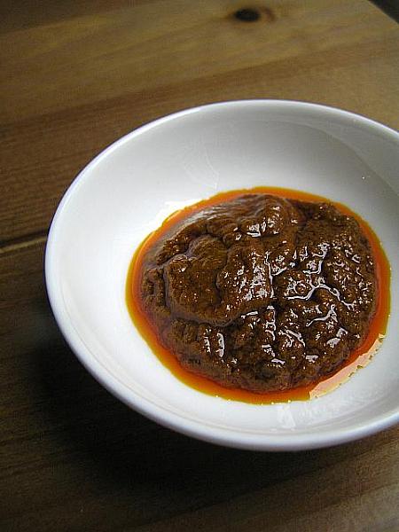 メイド・イン・ホンコンのおすすめカレーペースト 
冠益華記の油咖喱（日本で作る場合はカレー粉やルウを代用してください）