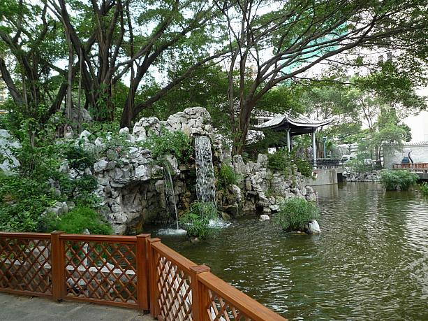 美しい中国庭園の公園には、街中の熱気もどこへやら。涼しい風が吹いています。