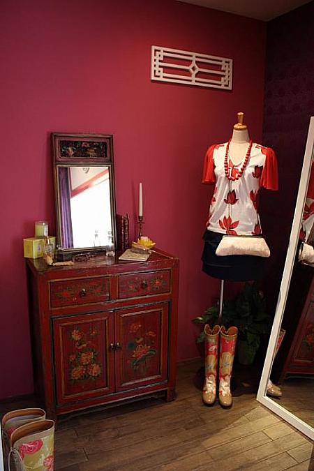 試着室にも「お姫様」らしい演出が。張り巡らされた壁紙もカーテンもオリジナルで織られたものなんですよ。
