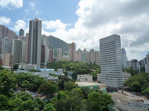 裏手には、ミッドレベルの高級住宅街。
