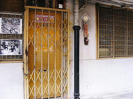 香港ではお馴染みの二重構造のドアです