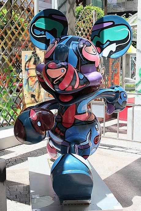 ミッキーとのデザインコラボでは、ミッキーのシェイプに自分の作風を描き込んだ大胆な作品に。