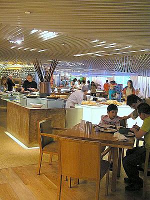 このCafé Tooは香港でまだオープンキッチンが一般的ではなかった頃にいち早く取り入れたレストランとして大注目されたのですよ。