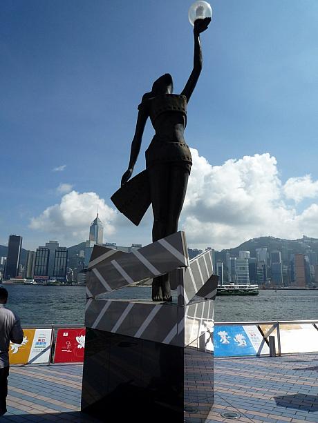 香港のアカデミー賞、金像賞の像がお出迎え。