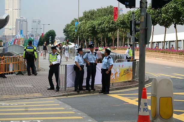 会場周辺は大勢の警察が警備にあたっていました。