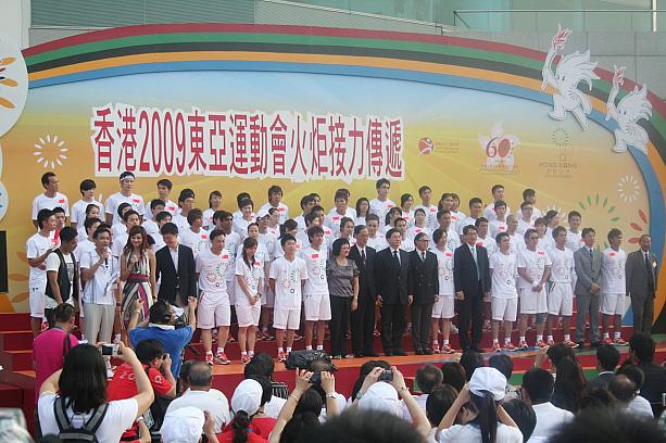 トーチリレーに参加した65人のランナー。