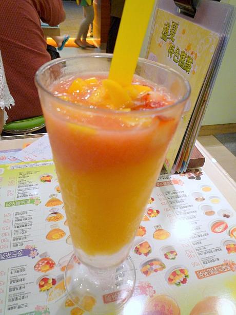 マンゴーピューレとストロベリーが入ったドリンク金粉水晶杯はHK$20オンリー！