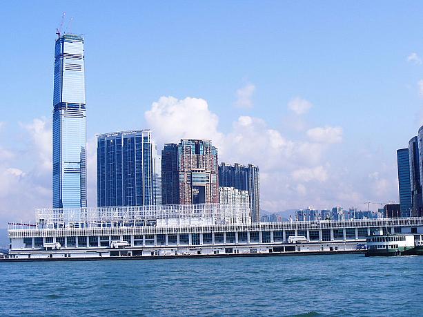 西九龍には建築されて間もない高級マンションがそびえ立っています。