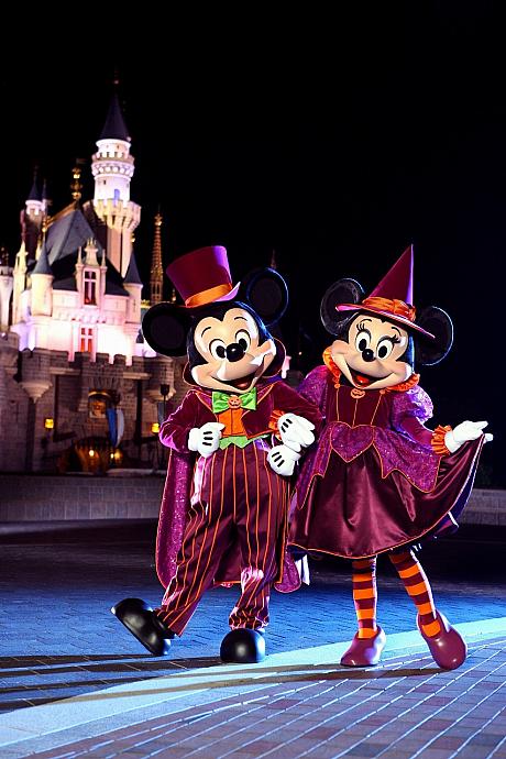 ミッキー＆ミニーを始め、お馴染みのキャラクターもハロウィンのコスチュームに衣替えです。