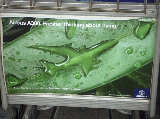 こちらはエアバス社のAirbus A380の広告。総二階建ての巨大飛行機は、現在シンガポール航空の香港‐シンガポール線で運航中。