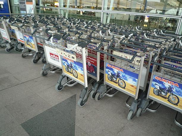 空港で誰もが利用する荷物用カート。カートの手元の部分に広告が入っています。