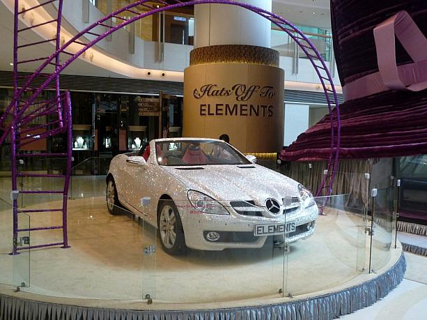 メルセデスベンツのオープンカーです。ナンバープレートは「ELEMENTS」。高そう･･･