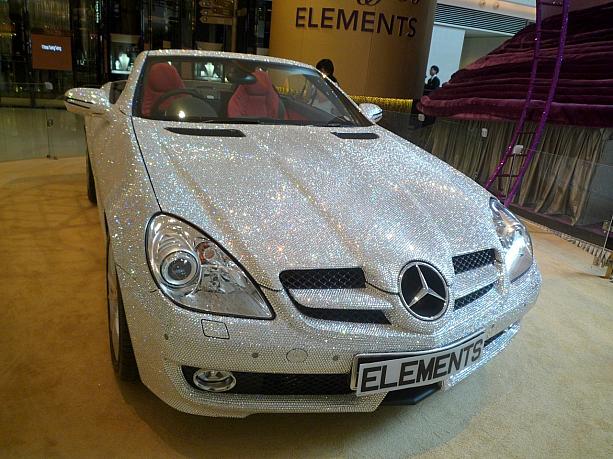 メルセデスベンツSLK200のオープンカーにスワロフスキーのビーズをちりばめ、なんと総額100万香港ドル（約1200万円）だそうです。