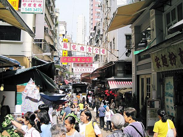 gage street（結志街）はたくさんのお店と人々でいつも賑わっています。