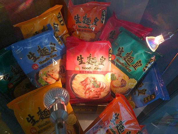 出前一丁がポピュラーな香港ですが、ローカルにはやっぱり壽桃牌の新順福が親しまれています。