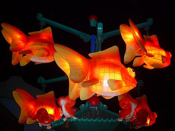 オーシャンパーク（海洋公園）の中にある金魚寶殿には、ご覧のとおり金魚のランタンがいっぱい。