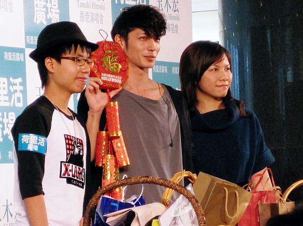抽選で選ばれたファンの男の子が、3月27日に開催されるコンサートの成功を祈願して、縁起物の爆竹をプレゼント。