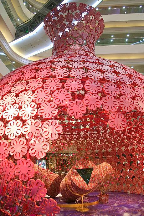 2階の大きな吹き抜けに桃の花をモチーフにした巨大なオブジェが誕生。