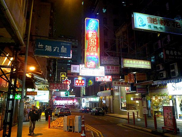 ネイザンロードのような大通りだけではなく、小さな通りもネオンギラギラなのが、ここ香港。