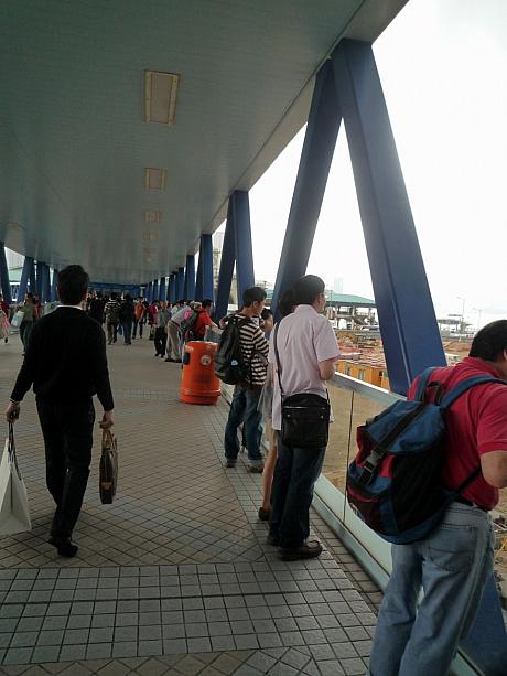 地元市民や観光客も思わず立ち止まってしまうほどの大規模な工事です。