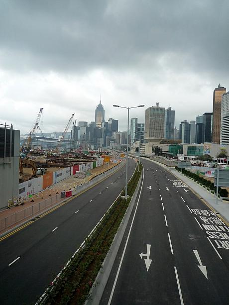 大規模な埋め立てが行われている、旧スターフェリーピアの跡地に「龍和道」が2月下旬に開通しました。