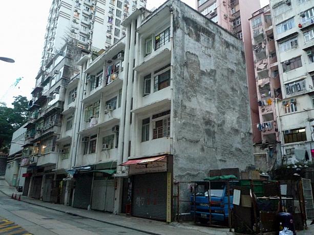 香港の下町を中心に多く残っている「唐楼」と呼ばれる低層アパート。