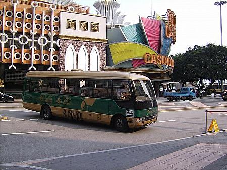 街中を走っているカジノのシャトルバス。