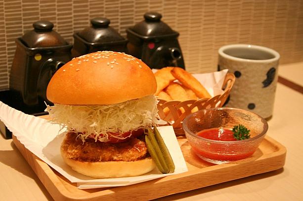 梅林カツバーガーセット（HK$88）は、サクサクキャベツが山盛りで迫力満点！フレンチフライも付いています！
