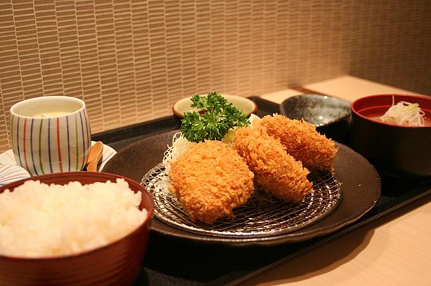 メンチカツ定食（HK$118）脂の少ないミンチだからこそのさっぱり感が魅力。なつかしい味もしますね～定食には、トン汁、お新香、茶碗蒸しがついています。