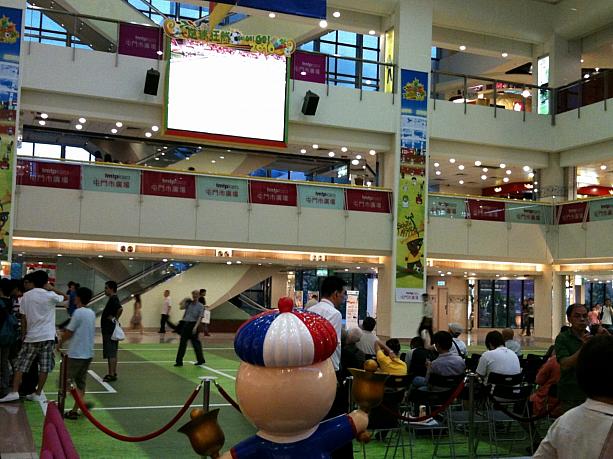 こちらは郊外のショッピングモール。パブリックビューイングの会場です。