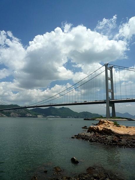 空港があるランタオ島と市街地をつなぐ青馬大橋のふもとにある小さな島。