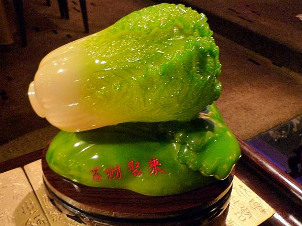 縁起のよい翡翠の白菜など、翡翠の置物が店内の随所に飾られています。