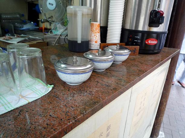 そんなときは、街角にある「涼茶舗」で漢方茶を飲むのが香港風。