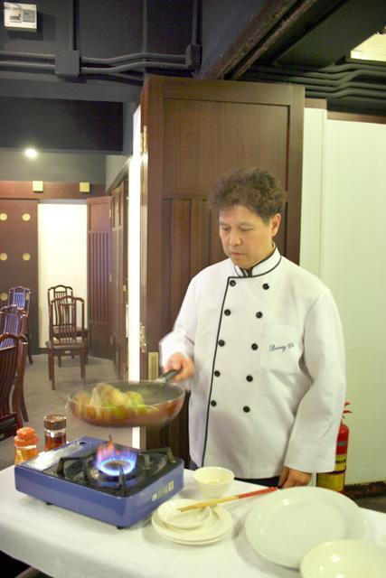 乾燥アワビ料理を極める第一人者の楊貫一氏を師と仰いだ高級食材の達人「名門」のコさん