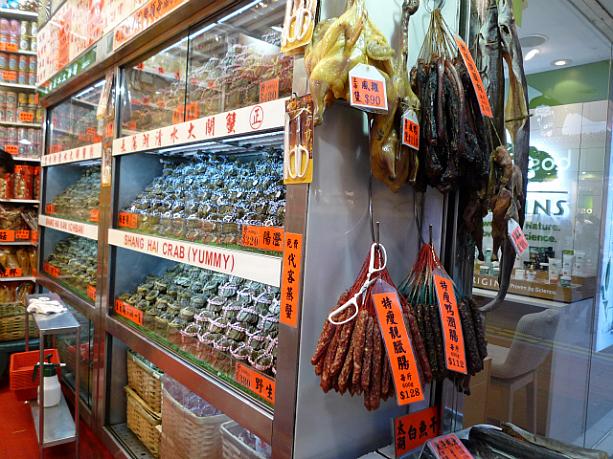 食料雑貨屋さんも秋になるとこのとおり、お店のガラスケースの中は上海蟹で埋まります。