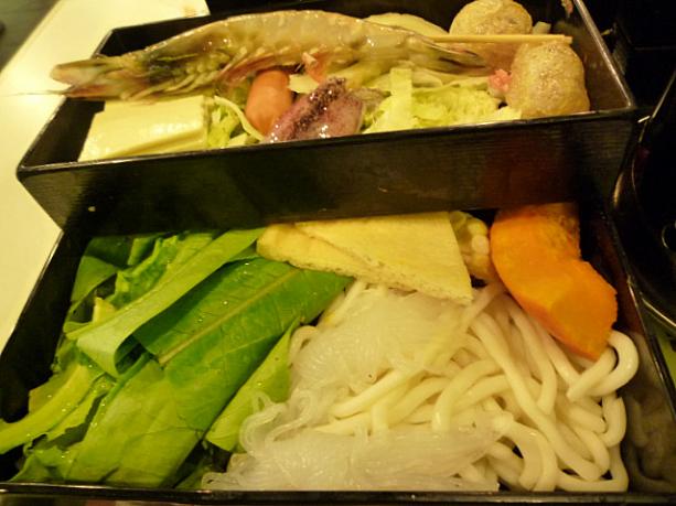 野菜、豆腐、お肉、うどんまでぜーんぶ揃っています。