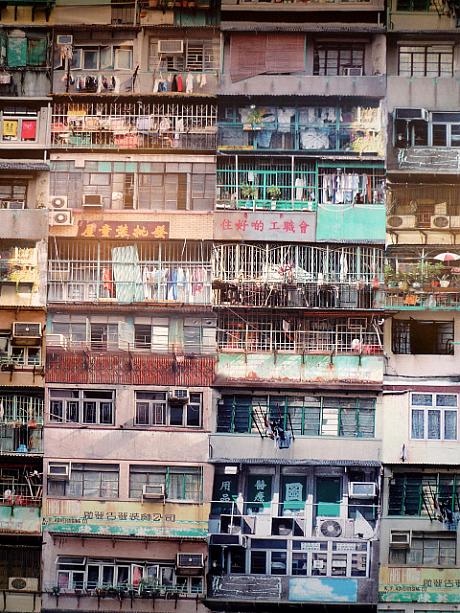 香港の典型的な雑居ビルの写真を集めたユニークなデザインです。