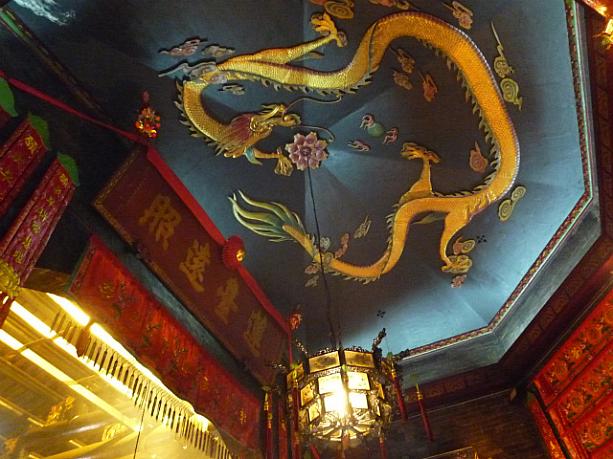 天井に描かれた龍の絵は「大坑舞火龍」に関係しているそうです。