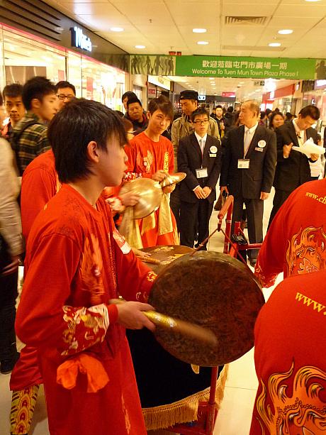 その間、止まることなく賑やかな銅鑼は鳴り響きます。