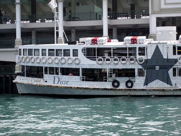 近付いてみると、DIORの文字。クリスチャンディオールを宣伝するデザイン。おしゃれです。