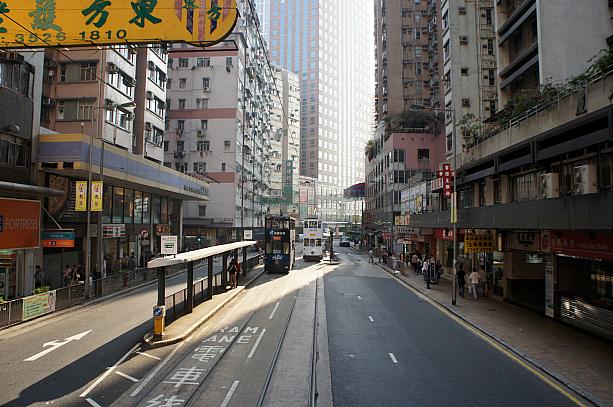 長かった今年の冬もようやく終わり、暖かい日が続く香港です。こんな日は、ゆっくり街を走り抜けるトラム日和。